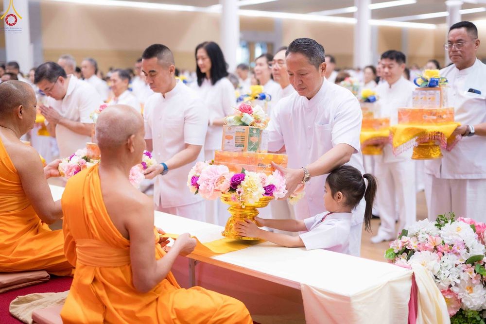 ภาพ No.343679:วันที่ 16 สิงหาคม พ.ศ.2569 พิธีถวายคิลานเภสัช และอุปกรณ์ทางการแพทย์ ณ ห้องแก้วสารพัดนึก2 วัดพระธรรมกาย