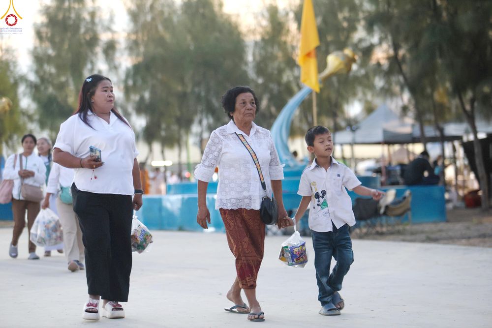 ภาพ No.302403:วันที่ 24 มกราคม พ.ศ. 2569 พิธีตักบาตรพระธรรมยาตรา ณ อนุสรณ์สถานลำดับที่ 5 สถานที่เผยแผ่วิชชาธรรมกายครั้งแรก อนุสรณ์สถานบางปลา วัดบางปลา อำเภอบางเลน จังหวัดนครปฐม ในโครงการธรรมยาตรา กตัญญูบูชา มหาปูชนียาจารย์ พระมงคลเทพมุนี(สด จนฺทสโร) พระผู้ปราบมาร อนุส