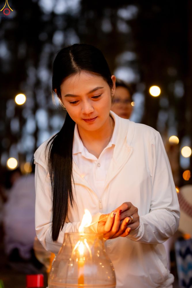 ภาพ No.290163:วันที่ 6 มกราคม พ.ศ. 2569 พิธีจุดประทีปถวายเป็นพุทธบูชา และบูชาธรรมมหาปูชนียาจารย์ (ภาพชุดที่ 2) ณ อนุสรณ์สถานมหาวิหารพระมงคลเทพมุนี (โลตัสแลนด์) อ.สองพี่น้อง จ.สุพรรณบุรี ในโครงการธรรมยาตรา กตัญญูบูชา มหาปูชนียาจารย์ พระมงคลเทพมุนี(สด จนฺทสโร) พระผู้ปรา