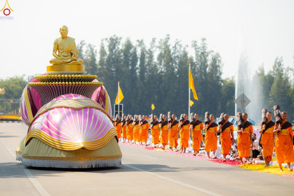 ภาพ No.304774:วันที่ 25 มกราคม พ.ศ. 2569 พิธีต้อนรับพระธรรมยาตรา (ภาพชุดที่ 2) รร.สามัคคีราษฏร์บำรุง-วัดพระธรรมกาย ในโครงการธรรมยาตรา กตัญญูบูชา มหาปูชนียาจารย์ พระมงคลเทพมุนี(สด จนฺทสโร) พระผู้ปราบมาร อนุสรณ์สถาน 7 แห่ง ปีที่ 14