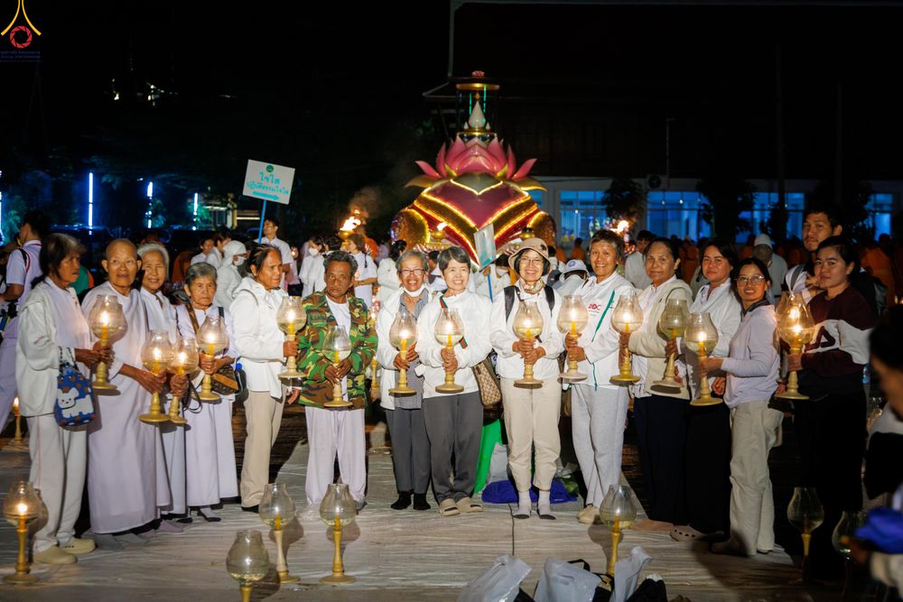 ภาพ No.294178:วันที่ 13 มกราคม พ.ศ. 2569 พิธีจุดประทีปถวายเป็นพุทธบูชา และบูชาธรรมมหาปูชนียาจารย์  (ภาพชุดที่ 2) ณ วัดสองพี่น้อง ต.ต้นตาล อ.สองพี่น้อง จ.สุพรรณบุรี ในโครงการธรรมยาตรา กตัญญูบูชา มหาปูชนียาจารย์ พระมงคลเทพมุนี(สด จนฺทสโร) พระผู้ปราบมาร อนุสรณ์สถาน 7 แห่