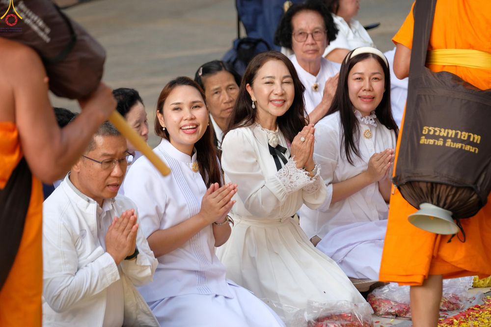 ภาพ No.287865:วันที่ 3 มกราคม พ.ศ. 2569 พิธีต้อนรับพระธรรมยาตรา ครั้งที่ 2 (ภาพชุดที่ 2) ในโครงการธรรมยาตรา กตัญญูบูชา มหาปูชนียาจารย์ พระมงคลเทพมุนี(สด จนฺทสโร) พระผู้ปราบมาร อนุสรณ์สถาน 7 แห่ง ปีที่ 14 ณ อนุสรณ์สถานมหาวิหารพระมงคลเทพมุนี (โลตัสแลนด์) อ.สองพี่น้อง จ.