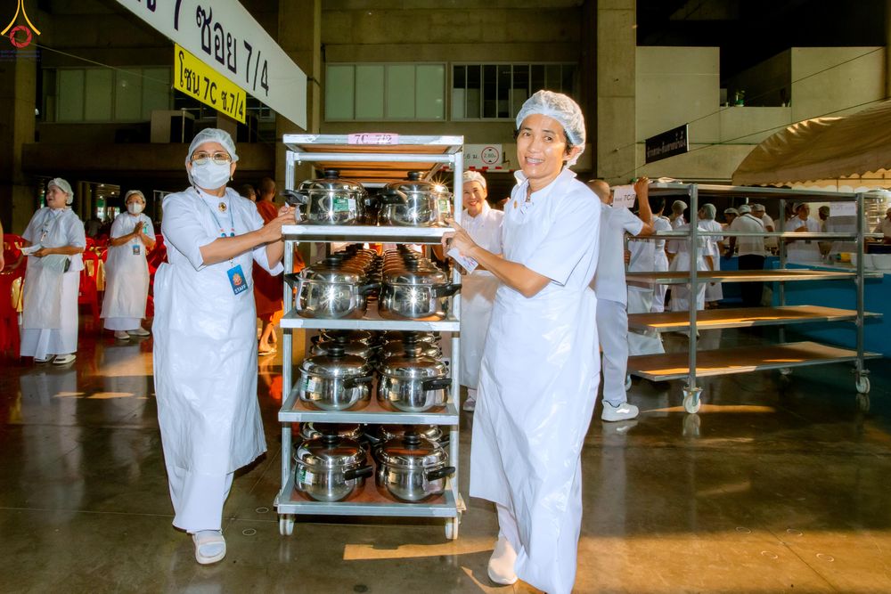 ภาพ No.325724:วันที่ 22 เมษายน พ.ศ.2569(วันคุ้มครองโลก) งานถวายมหาสังฆทาน 40,000 กว่าวัดทั่วประเทศ เจ้าหน้าที่ สาธุชน ร่วมใจจัดเตรียมภัตตาหารเพล (ชุด 2)