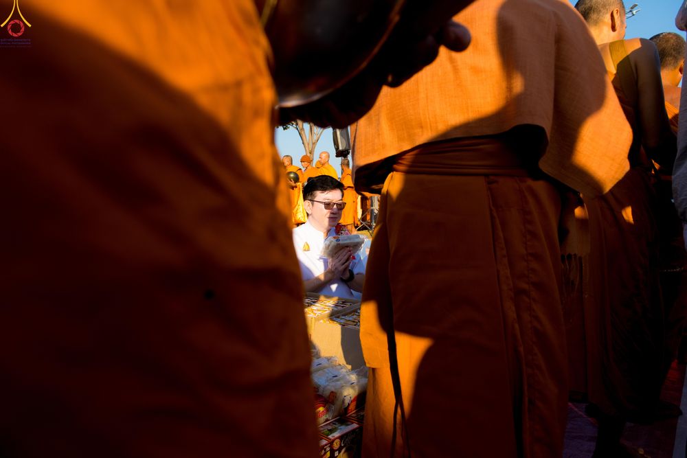 ภาพ No.282728:วันเสาร์ที่ 20 ธันวาคม พ.ศ.2568 พิธีตักบาตรพระ 10,000 รูป (ชุด 2) เนื่องในโอกาส 194 ปี จังหวัดกาญจนบุรี และอุทิศส่วนกุศลให้แด่บรรพชนทั้งหลาย บริเวณถนนสองแคว (Skywalk) เมืองกาญจนบุรี