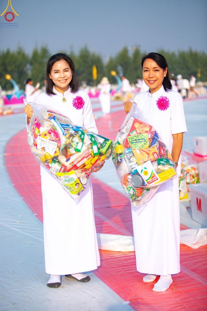 ภาพ No.201239:พิธีตักบาตรพระธรรมยาตรา ณ อนุสรณ์สถานลำดับที่ 5 สถานที่เผยแผ่วิชชาธรรมกายครั้งแรก อนุสรณ์สถานบางปลา วัดบางปลา อำเภอบางเลน จังหวัดนครปฐม ในโครงการธรรมยาตรา กตัญญูบูชา มหาปูชนียาจารย์ พระมงคลเทพมุนี(สด จนฺทสโร) พระผู้ปราบมาร อนุสรณ์สถาน 7 แห่ง ปีที่ 13
