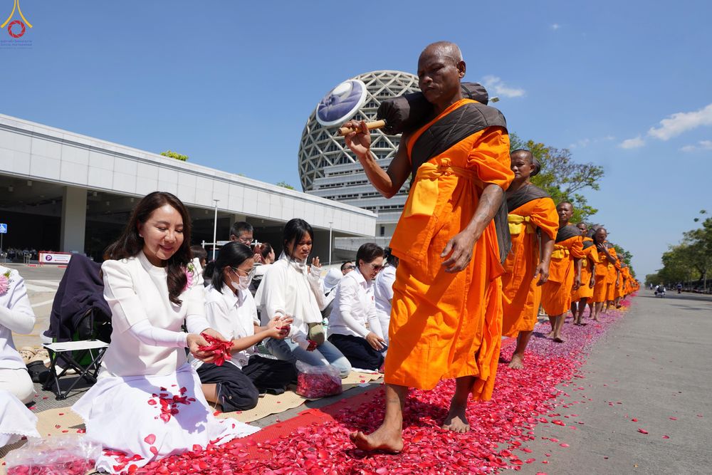 ภาพ No.304600:วันที่ 25 มกราคม พ.ศ. 2569 พิธีต้อนรับพระธรรมยาตรา (ภาพชุดที่ 2) รร.สามัคคีราษฏร์บำรุง-วัดพระธรรมกาย ในโครงการธรรมยาตรา กตัญญูบูชา มหาปูชนียาจารย์ พระมงคลเทพมุนี(สด จนฺทสโร) พระผู้ปราบมาร อนุสรณ์สถาน 7 แห่ง ปีที่ 14