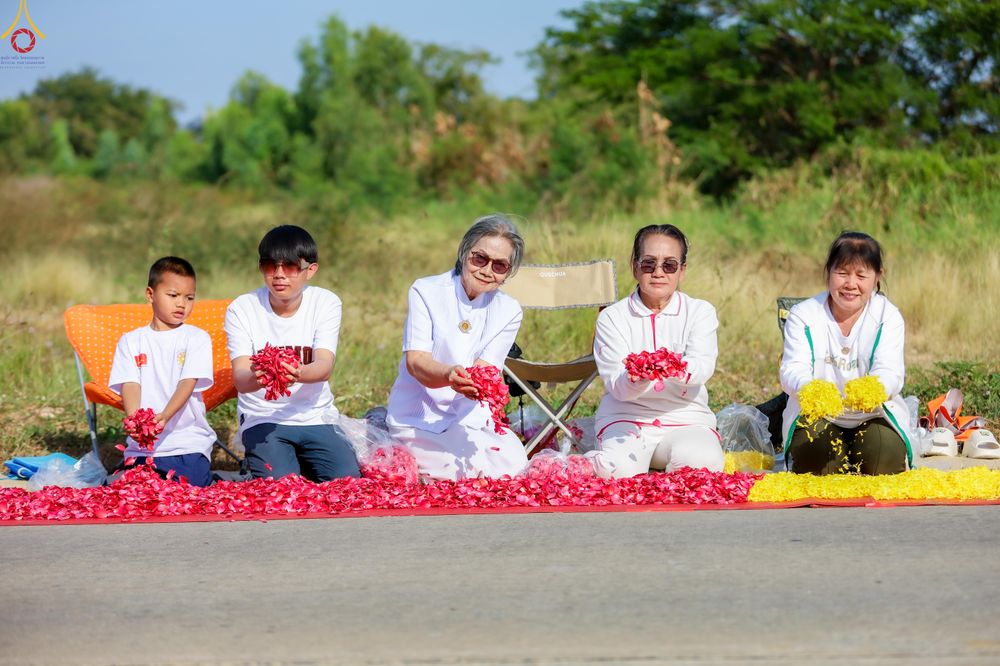 ภาพ No.287687:วันที่ 3 มกราคม พ.ศ. 2569 พิธีต้อนรับพระธรรมยาตรา ครั้งที่ 2 (ภาพชุดที่ 2) ในโครงการธรรมยาตรา กตัญญูบูชา มหาปูชนียาจารย์ พระมงคลเทพมุนี(สด จนฺทสโร) พระผู้ปราบมาร อนุสรณ์สถาน 7 แห่ง ปีที่ 14 ณ อนุสรณ์สถานมหาวิหารพระมงคลเทพมุนี (โลตัสแลนด์) อ.สองพี่น้อง จ.