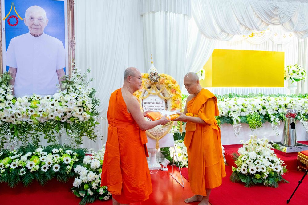 ภาพ No.314423:วันพฤหัสบดีที่ 19 มีนาคม พ.ศ. 2569 พิธีบำเพ็ญกุศล คุณพ่อณรงค์ จินตมากุล โยมบิดา พระครูปลัดรัตนวีรวัฒน์ (รังสฤษดิ์ อิทฺธิจินตโก) ที่ปรึกษาเจ้าคณะจังหวัดปทุมธานี เจ้าอาวาสวัดพระธรรมกาย  ณ ห้องปลูกศรัทธา 2 วัดพระธรรมกาย ปทุมธานี