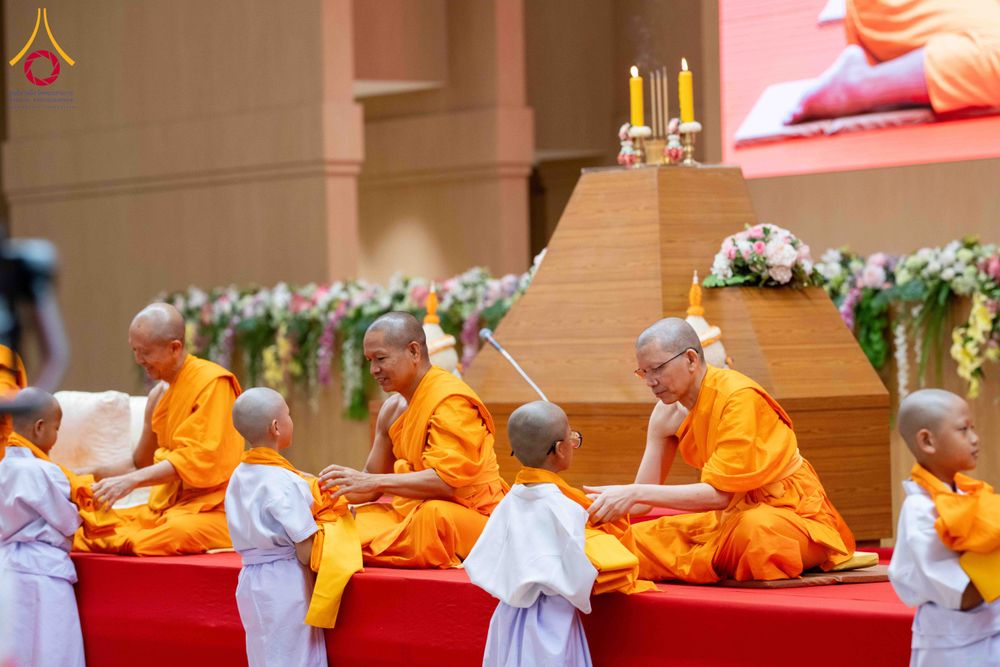 ภาพ No.319539:วันเสาร์ที่ 4 เมษายน พ.ศ.2569 พิธีขอขมา มอบผ้าไตร และถวายบาตรแด่นาคธรรมทายาท ในโครงการบรรพชาสามเณรฟื้นฟูพระพุทธศาสนาทั่วไทย โครงการหน่อแก้วเปรียญธรรม รุ่นที่ 14 โครงการสามเณรยุวธรรมทายาท รุ่นที่ 34 โครงการสามเณรมัชฌิมธรรมทายาท รุ่นที่ 30 ณ สภาธรรมกายสากล
