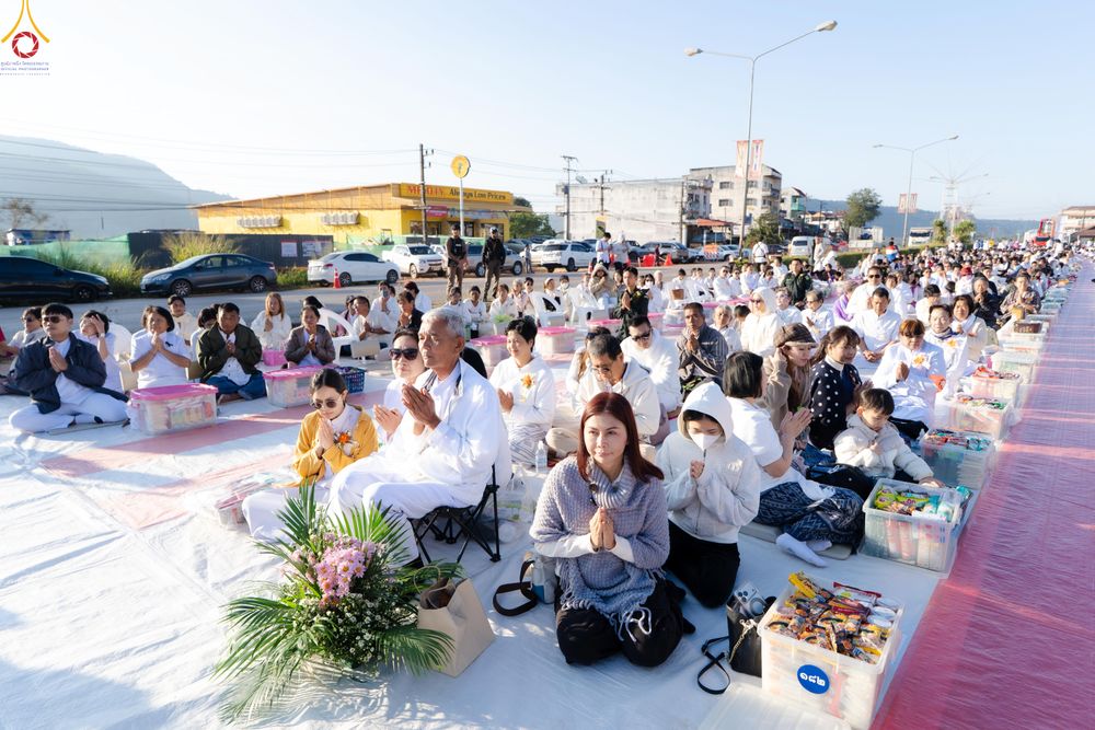 ภาพ No.281473:วันเสาร์ที่ 27 ธันวาคม พ.ศ.2568 พิธีตักบาตรพระ ๑,๐๐๐ รูป   เพื่อความเป็นสิริมงคลแก่ชีวิตและแผ่นดินไทย  มหากุศลครั้งยิ่งใหญ่แห่งปี ส่งท้ายปีเก่า ต้อนรับปีใหม่  ณ ถนนหน้าที่ว่าการอำเภอภูเรือ จังหวัดเลย