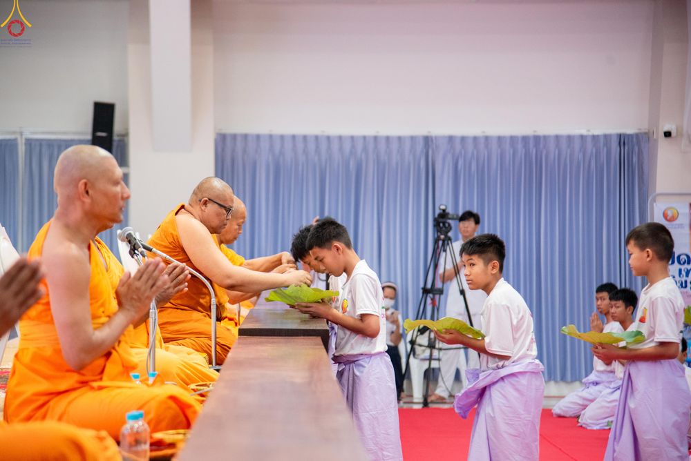 ภาพ No.320068:วันเสาร์ที่ 4 เมษายน 2569 พิธีตัดปอยผม ขอขมาผู้ปกครอง  มอบบาตร-ผ้าไตร และพิธีบรรพชาสามเณร 87 รูป  ณ ศูนย์ปฏิบัติธรรมระยอง(บ้านช่องลม)  ต.บางบุตร อ.บ้านค่าย จ.ระยอง