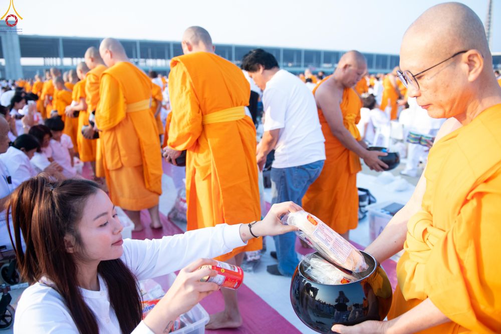 ภาพ No.279912:วันที่ 1 มกราคม พ.ศ.2569 พิธีตักบาตรในวันขึ้นปีใหม่ ณ ลานธรรม วัดพระธรรมกาย