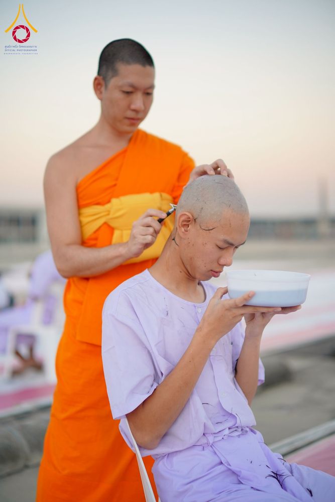 ภาพ No.274801:วันอาทิตย์ที่ 30 พฤศจิกายน พ.ศ. 2568 พิธีปลงผม โครงการอุปสมบทบูชาธรรมมหาปูชนียาจารย์ ปี 2568 ณ ลานธรรมพระมหาธรรมกายเจดีย์ ฝั่งทิศตะวันตก ระหว่างวิหารคดหมายเลข 8 และ 9 วัดพระธรรมกาย