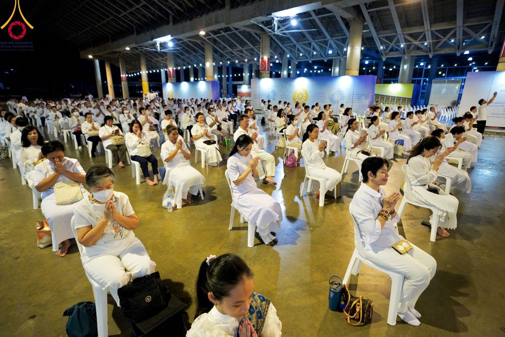ภาพ No.97205:พิธีลอยกระทงธรรม ณ สระเศรษฐีทะเลบุญ มหาวิหารพระมงคลเทพมุนี (สด จนฺทสโร) และพิธีสวดธรรมจักร ครบ 5,899,999,999 จบ เนื่องในวันลอยกระทง วันพระขึ้น 15 ค่ำ เดือน 12 ณ วัดพระธรรมกาย จ.ปทุมธานี วันที่ 27 พฤศจิกายน พ.ศ. 2566