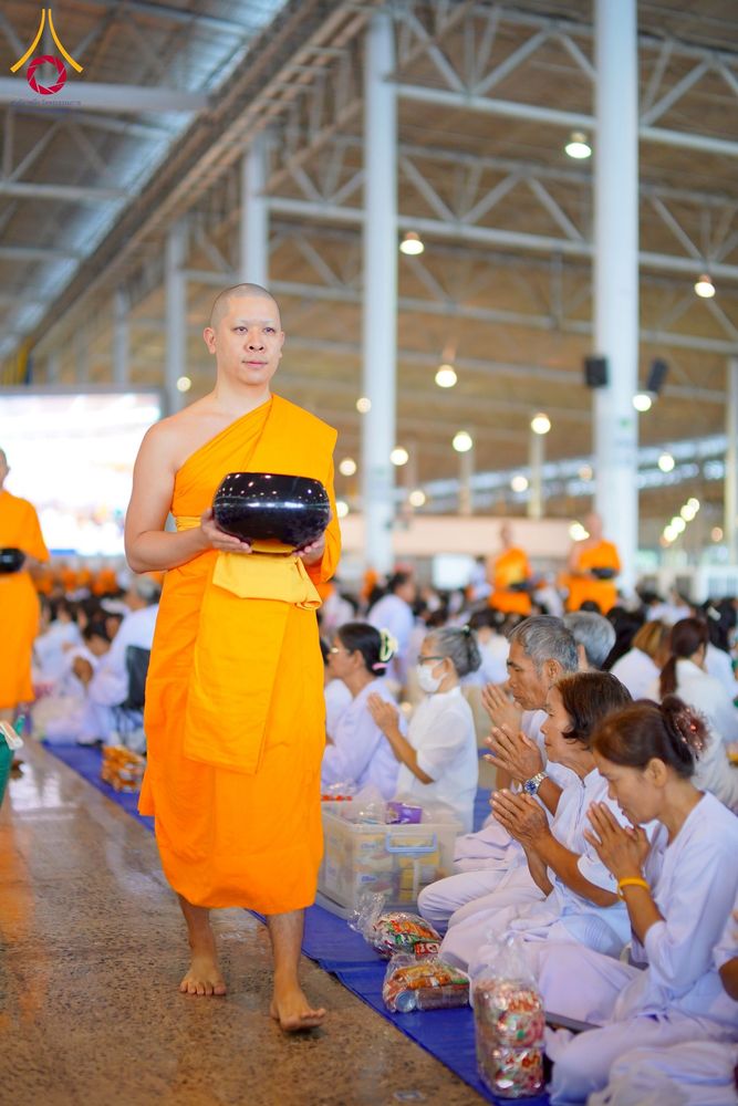 ภาพ No.256821:วันที่ 5 ตุลาคม พ.ศ. 2568 พิธีตักบาตร ข้าวสารอาหารแห้ง ณ บ้านแก้วเรือนทองคุณยายฯ สภาธรรมกายสากล วัดพระธรรมกาย