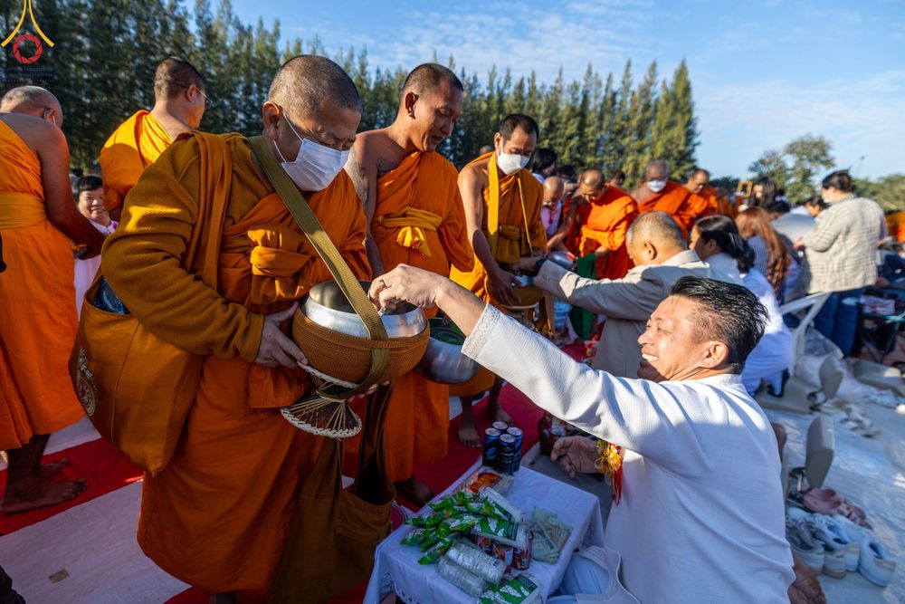 ภาพ No.103892:พิธีตักบาตรพระ 1,000 รูป ครั้งที่ 7 ถวายเป็นพุทธบูชา เพื่อช่วยเหลือคณะสงฆ์ 323 วัด 4 จังหวัดชายแดนภาคใต้ และถวายแด่คณะสงฆ์จังหวัดพิษณุโลก ณ ลานธรรมธุดงคสถานพิษณุโลก อ.วังทอง จ.พิษณุโลก วันที่ 24 ธันวาคม พ.ศ. 2566