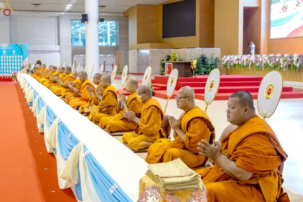 ภาพ No.233819:วันเสาร์ที่ 19 กรกฎาคม พ.ศ.2568 วันมหารำลึก ครั้งที่ 35 พิธีรำลึกถึงนักสร้างบารมี , พิธีสวดพระพุทธมนต์ , พิธีทอดผ้าบังสกุลและถวายไทยธรรม วัดพระธรรมกาย