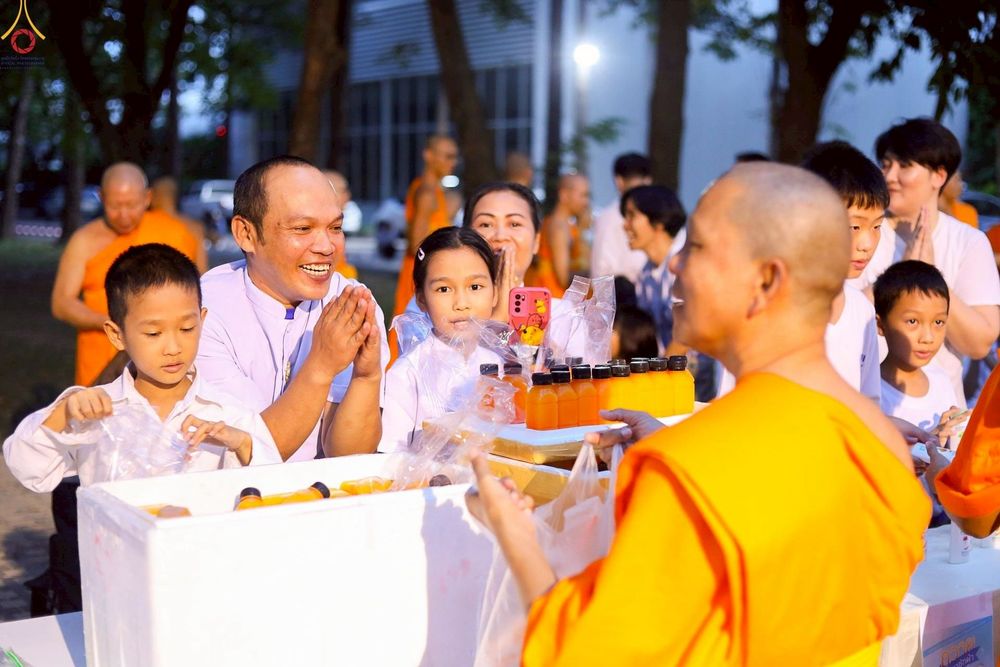 ภาพ No.250687:วันอังคารที่ 7 ตุลาคม พ.ศ. 2568 พิธีมหาปวารณาออกพรรษา ณ โบสถ์พระไตรปิฎก วัดพระธรรมกาย