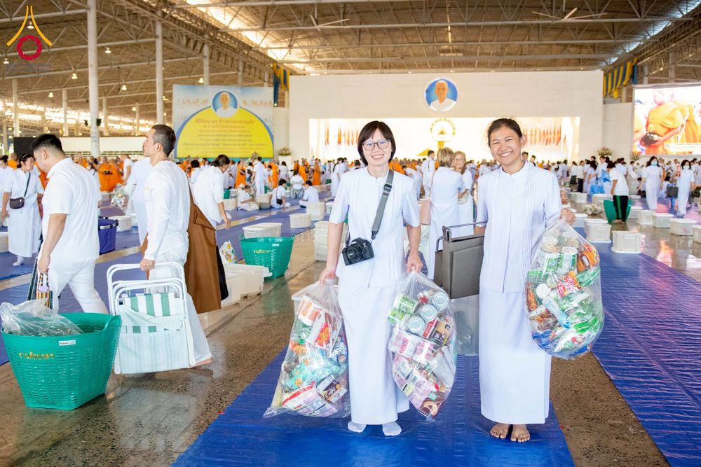 ภาพ No.277046:วันอาทิตย์ที่ 7 ธันวาคม พ.ศ. 2568 พิธีตักบาตรอาทิตย์ต้นเดือน ณ บ้านแก้วเรือนทองคุณยายฯ วัดพระธรรมกาย