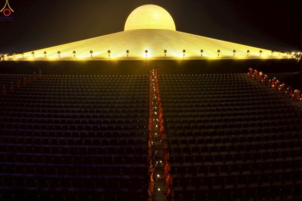 ภาพ No.253685:วันที่ 10 ตุลาคม พ.ศ. 2568 พิธีจุดประทีปบูชาพระผู้ปราบมาร, พิธีจุดประทีปบนพระมหาธรรมกายเจดีย์  20,000 ดวง เนื่องในวันคล้ายวันเกิดครบรอบ 141 ปี พระมงคลเทพมุนี (สด จนฺทสโร)