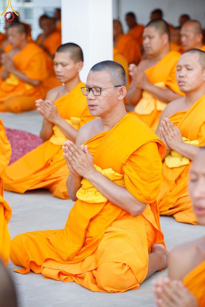 ภาพ No.201352:พระธรรมยาตราปฏิบัติธรรม และถ่ายภาพหมู่ประวัติศาสตร์ ณ อาคารธรรมยาตรา กตัญญูบูชามหาปูชนียาจารย์  ตรงข้ามวัดปากน้ำภาษีเจริญ จ.กรุงเทพมหานคร ในโครงการธรรมยาตรา กตัญญูบูชา มหาปูชนียาจารย์ พระมงคลเทพมุนี(สด จนฺทสโร) พระผู้ปราบมาร อนุสรณ์สถาน 7 แห่ง ปีที่ 13