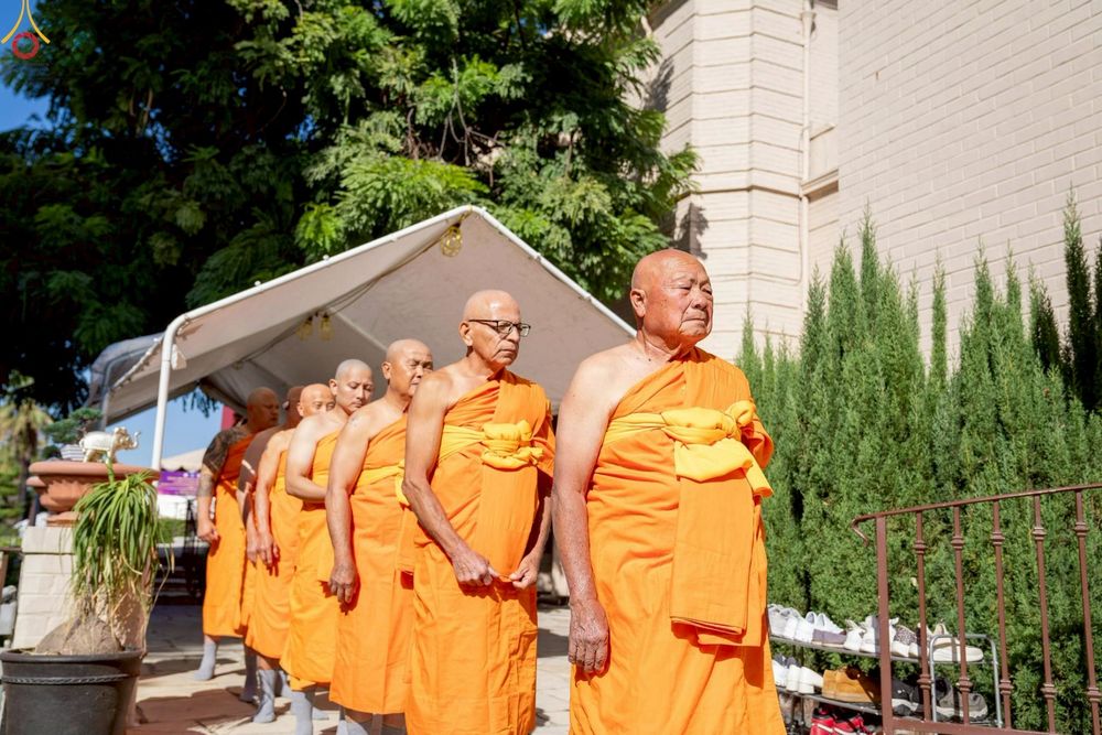 ภาพ No.252288:วันที่ 4-5 ตุลาคม พ.ศ. 2568  วัดพระธรรมกายแคลิฟอร์เนีย ประเทศสหรัฐอเมริกา ได้จัดพิธีตัดปอยผม โดยคณะสงฆ์ ญาติ ๆ และสาธุชน ให้กับนาคธรรมทายาท 8 ท่าน และได้จัดพิธีบรรพชา-อุปสมบท ฉลองพิธีทอดกฐินบรมจักรพรรดิ สร้างอุโบสถ 82 ปี บูชาธรรมหลวงพ่อธัมมชโย