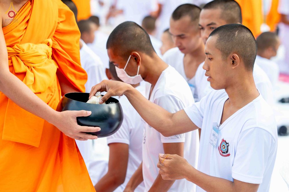 ภาพ No.341035:วันที่ 26 กรกฎาคม พ.ศ. 2569 โครงการพัฒนาคุณธรรม จริยธรรม สำหรับนักเรียนนายสิบตำรวจ (นสต.) รุ่นที่ 17 ศูนย์ฝึกอบรมตำรวจภูธรภาค 1 ได้จัดกิจกรรม ตักบาตรเพื่อน้อมอุทิศถวายเพื่อเป็นพระราชกุศลฯ  และปฏิบัติธรรม ติวธรรมมะ ณ ศูนย์ปฏิบัติธรรมเวิล์ดพีช วัลเล่ย์ (Wo