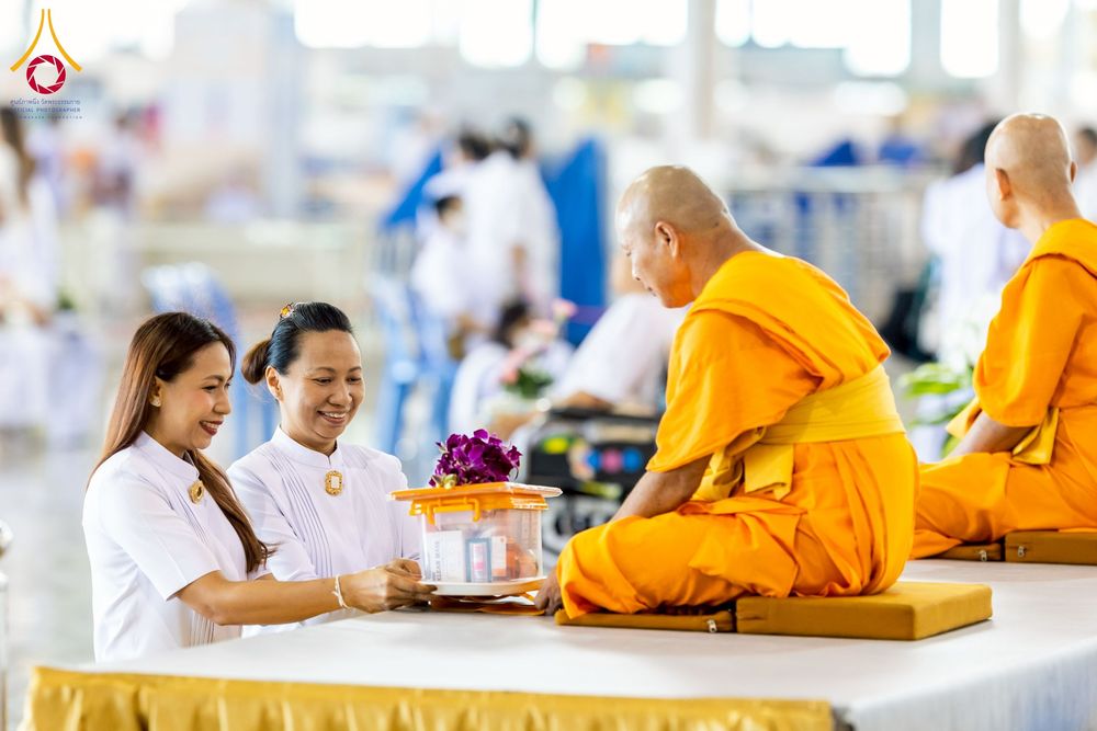 ภาพ No.256940:วันที่ 5 ตุลาคม พ.ศ. 2568 พิธีตักบาตร ข้าวสารอาหารแห้ง ณ บ้านแก้วเรือนทองคุณยายฯ สภาธรรมกายสากล วัดพระธรรมกาย