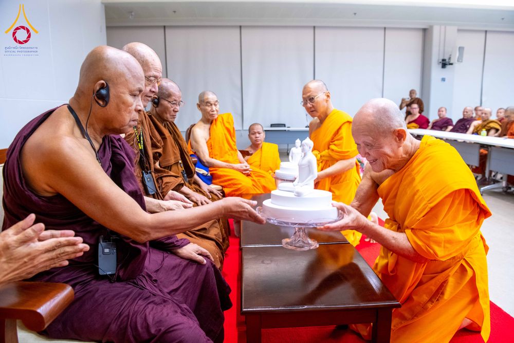 ภาพ No.324851:วันพฤหัสบดีที่ 23 เมษายน พ.ศ.2569  หลวงพ่อทัตตชีโว รองเจ้าอาวาสวัดพระธรรมกาย ถวายการต้อนรับและปฏิสันถารคณะชาวเมียนมาและคณะไทยใหญ่