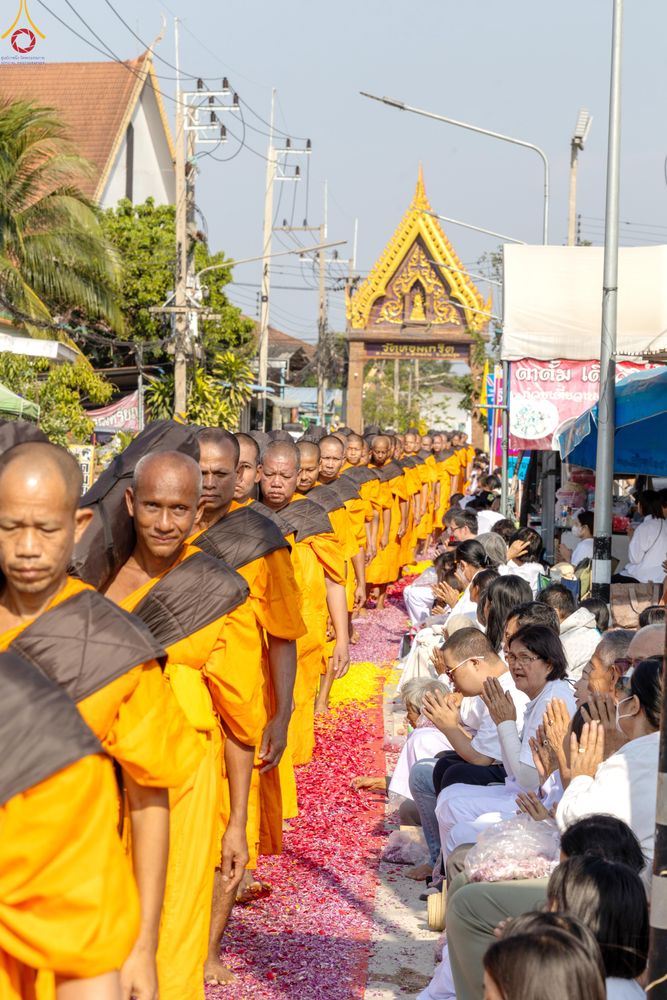 ภาพ No.290409:วันที่ 7 มกราคม พ.ศ. 2569 พิธีต้อนรับพระธรรมยาตรา ณ อนุสรณ์สถานลำดับที่ 2  สถานที่ตั้งมโนปณิธานบวชตลอดชีวิต อนุสรณ์สถานคลองบางนางแท่น (ภาพชุดที่ 2) อ.สามพราน จ.นครปฐม ในโครงการธรรมยาตรา กตัญญูบูชา มหาปูชนียาจารย์ พระมงคลเทพมุนี(สด จนฺทสโร) พระผู้ปราบมาร 
