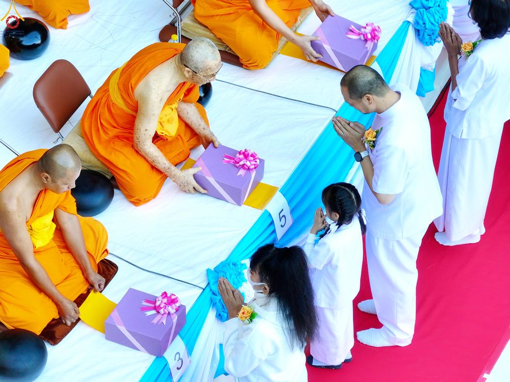 ภาพ No.289276:วันที่ 7 มกราคม พ.ศ. 2569 พิธีตักบาตรพระธรรมยาตรา ณ อนุสรณ์สถานลำดับที่ 1 สถานที่เกิดด้วยรูปกายเนื้อ อนุสรณ์สถานมหาวิหารพระมงคลเทพมุนี (โลตัสแลนด์) อ.สองพี่น้อง จ.สุพรรณบุรี ในโครงการธรรมยาตรา กตัญญูบูชา มหาปูชนียาจารย์ พระมงคลเทพมุนี(สด จนฺทสโร) พระผู้ป