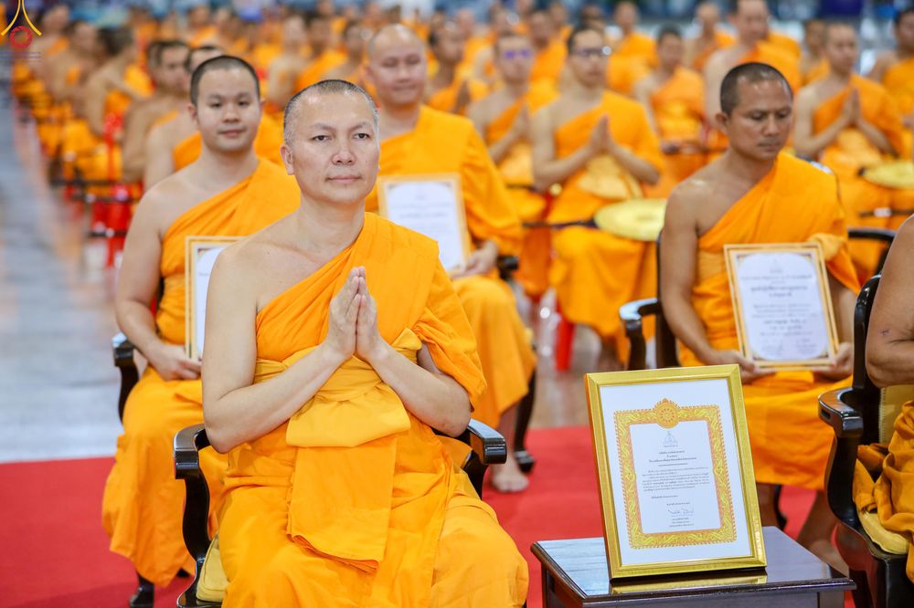 ภาพ No.339075:วันอาทิตย์ที่ 12 กรกฎาคม พ.ศ.2569 พิธีมุทิตาผู้สอบได้เปรียญธรรม ประโยค 1-2 ถึง ป.ธ.9 และ บ.ศ.1-2 ถึง บ.ศ.6 สำนักศาสนศึกษาวัดพระธรรมกาย ประจำปี 2569, พิธีมอบตราตั้งแต่งตั้งอาจารย์ใหญ่ สำนักศาสนศึกษาวัดพระธรรมกาย