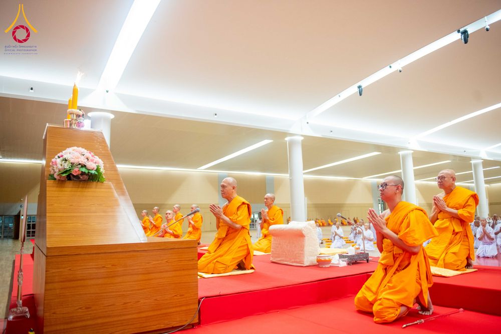 ภาพ No.319495:วันเสาร์ที่ 4 เมษายน พ.ศ.2569 พิธีขอขมา มอบผ้าไตร และถวายบาตรแด่นาคธรรมทายาท ในโครงการบรรพชาสามเณรฟื้นฟูพระพุทธศาสนาทั่วไทย โครงการหน่อแก้วเปรียญธรรม รุ่นที่ 14 โครงการสามเณรยุวธรรมทายาท รุ่นที่ 34 โครงการสามเณรมัชฌิมธรรมทายาท รุ่นที่ 30 ณ สภาธรรมกายสากล
