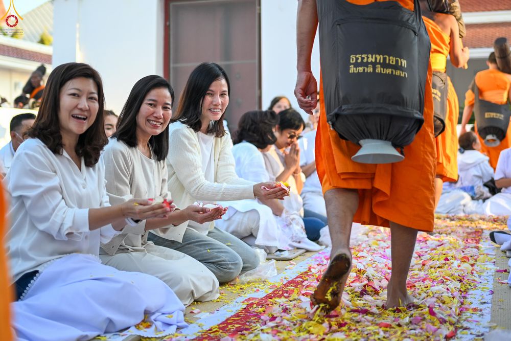 ภาพ No.295261:วันที่ 16 มกราคม พ.ศ. 2569 พิธีต้อนรับพระธรรมยาตรา อนุสรณ์สถานลำดับที่ 4 (ภาพชุดที่ 2) สถานที่เกิดด้วยกายธรรม ณ วัดโบสถ์บน ต.บางคูเวียง จ.นนทบุรี ในโครงการธรรมยาตรา กตัญญูบูชา มหาปูชนียาจารย์ พระมงคลเทพมุนี(สด จนฺทสโร) พระผู้ปราบมาร อนุสรณ์สถาน 7 แห่ง ปี