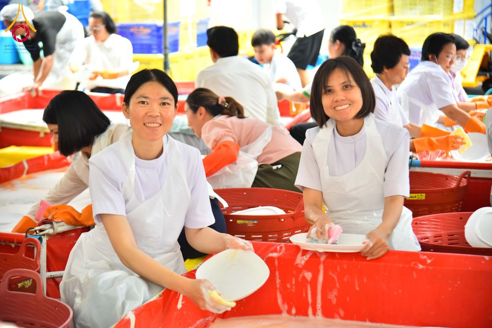 ภาพ No.325260:วันที่ 24-25 เมษายน พ.ศ.2569  เจ้าหน้าที่และอาสาสมัครรับบุญเก็บงานล้างภาชนะ งานถวายมหาสังฆทาน 40,000 กว่าวัดทั่วประเทศ  ณ โรงครัว 71 ปีวัดพระธรรมกาย