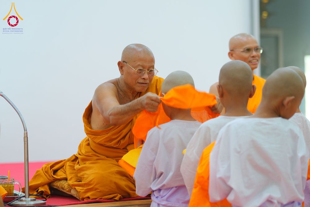 ภาพ No.319895:วันเสาร์ที่ 4 เมษายน พ.ศ.2569 พิธีตัดปอยผมและปลงผม พิธีขอขมาผู้ปกครองและมอบผ้าไตร พิธีบรรพชาและถวายบาตร ณ ศูนย์ปฏิบัติธรรมและศูนย์อบรมเยาวชนเพชรบุรี  ต.ท่าแลง อ.ท่ายาง จ.เพชรบุรี