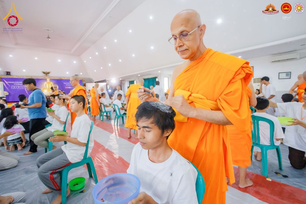 ภาพ No.284478:วันพุธที่ 17  ธันวาคม พ.ศ.2568  พิธีปลงผมนาคธรรมทายาท  โครงการบรรพชาสามเณรและบวชอุบาสิกาแก้ว  ณ วิทยาลัยศรีวิจายา (Sekolah Tinggi Agama Buddha Negeri Sriwijaya) เมืองตังเกอรัง จังหวัดบันเตน ประเทศอินโดนีเซีย