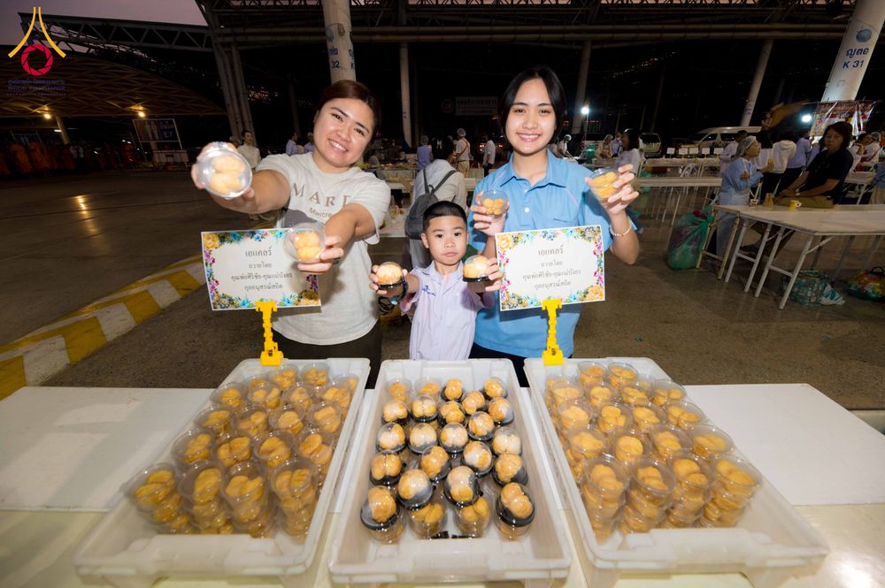 ภาพ No.303787:วันที่ 28 มกราคม พ.ศ. 2569 พิธีถวายภัตตาหารเป็นสังฆทาน แด่พระธรรมยาตรา ณ วัดพระธรรมกาย  จังหวัดปทุมธานี ในโครงการธรรมยาตรา กตัญญูบูชา มหาปูชนียาจารย์ พระมงคลเทพมุนี(สด จนฺทสโร) พระผู้ปราบมาร อนุสรณ์สถาน 7 แห่ง ปีที่ 14