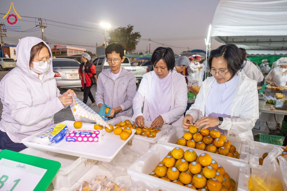 ภาพ No.289847:วันที่ 8 มกราคม พ.ศ. 2569 พิธีถวายภัตตาหารเป็นสังฆทาน แด่พระธรรมยาตรา ณ อนุสรณ์สถานคลองบางนางแท่น อ.สามพราน จ.นครปฐม ในโครงการธรรมยาตรา กตัญญูบูชา มหาปูชนียาจารย์ พระมงคลเทพมุนี(สด จนฺทสโร) พระผู้ปราบมาร อนุสรณ์สถาน 7 แห่ง ปีที่ 14