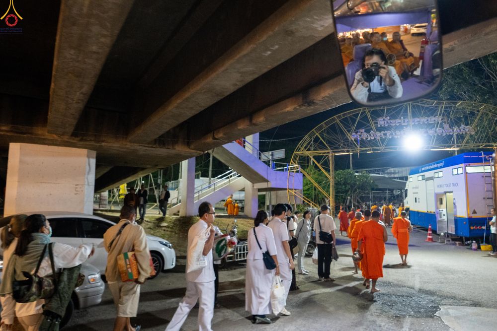 ภาพ No.282546:วันเสาร์ที่ 20 ธันวาคม พ.ศ.2568 พิธีตักบาตรพระ 10,000 รูป (ชุด 2) เนื่องในโอกาส 194 ปี จังหวัดกาญจนบุรี และอุทิศส่วนกุศลให้แด่บรรพชนทั้งหลาย บริเวณถนนสองแคว (Skywalk) เมืองกาญจนบุรี