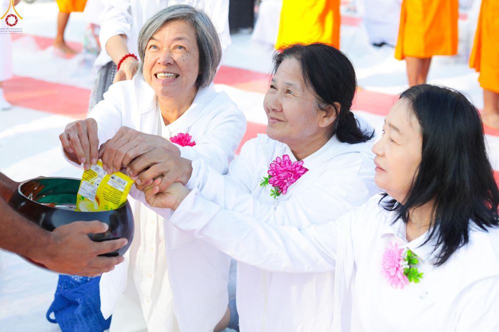 ภาพ No.292449:วันที่ 11 มกราคม พ.ศ. 2569 พิธีตักบาตรพระธรรมยาตรา ณ อนุสรณ์สถานคลองบางนางแท่น อ.สามพราน จ.นครปฐม ในโครงการธรรมยาตรา กตัญญูบูชา มหาปูชนียาจารย์ พระมงคลเทพมุนี(สด จนฺทสโร) พระผู้ปราบมาร อนุสรณ์สถาน 7 แห่ง ปีที่ 14