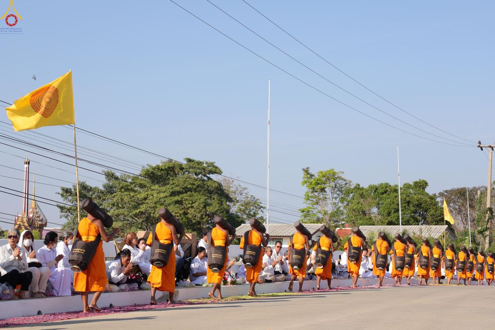 ภาพ No.292875:วันที่ 11 มกราคม พ.ศ. 2569 พิธีต้อนรับพระธรรมยาตรา ณ อนุสรณ์สถานลำดับที่ 3 สถานที่เกิดในเพศสมณะ วัดสองพี่น้อง อำเภอสองพี่น้อง จังหวัดสุพรรณบุรี ในโครงการธรรมยาตรา กตัญญูบูชา มหาปูชนียาจารย์ พระมงคลเทพมุนี(สด จนฺทสโร) พระผู้ปราบมาร อนุสรณ์สถาน 7 แห่ง ปีที