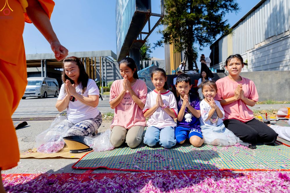 ภาพ No.304204:วันที่ 25 มกราคม พ.ศ. 2569 พิธีต้อนรับพระธรรมยาตรา  รร.สามัคคีราษฏร์บำรุง-วัดพระธรรมกาย ในโครงการธรรมยาตรา กตัญญูบูชา มหาปูชนียาจารย์ พระมงคลเทพมุนี(สด จนฺทสโร) พระผู้ปราบมาร อนุสรณ์สถาน 7 แห่ง ปีที่ 14