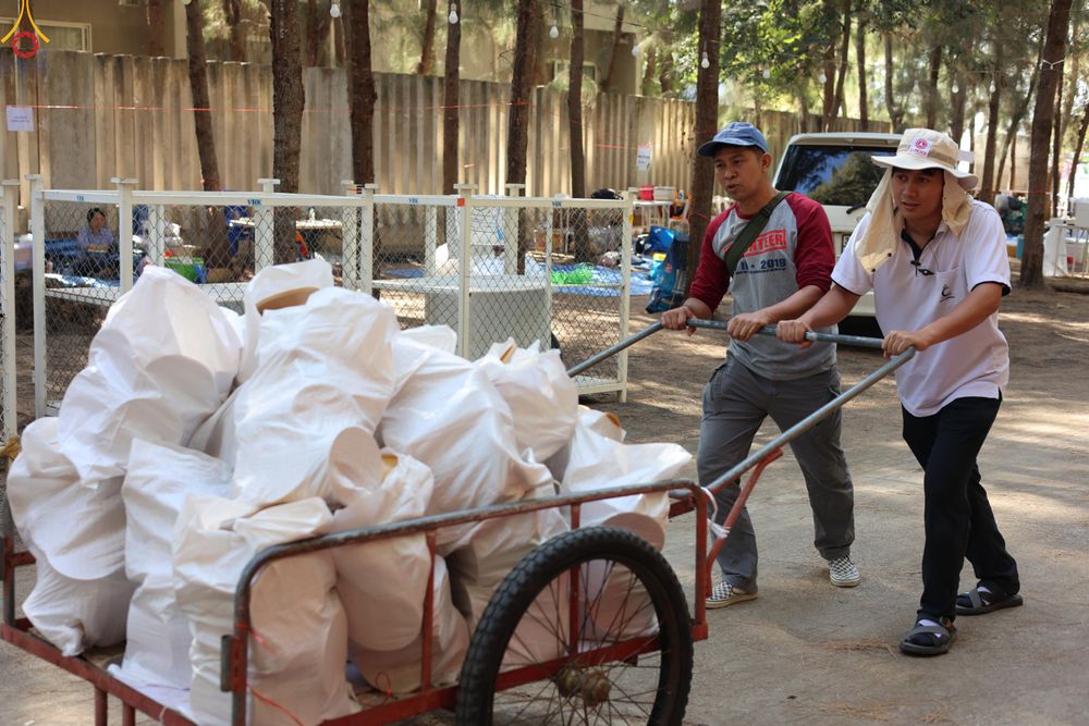 ภาพ No.300493:ภาพเบื้องหลังอาสาสมัครรวมใจ ชุดที่ 3 ในโครงการธรรมยาตรา กตัญญูบูชา มหาปูชนียาจารย์ พระมงคลเทพมุนี(สด จนฺทสโร) พระผู้ปราบมาร อนุสรณ์สถาน 7 แห่ง ปีที่ 14