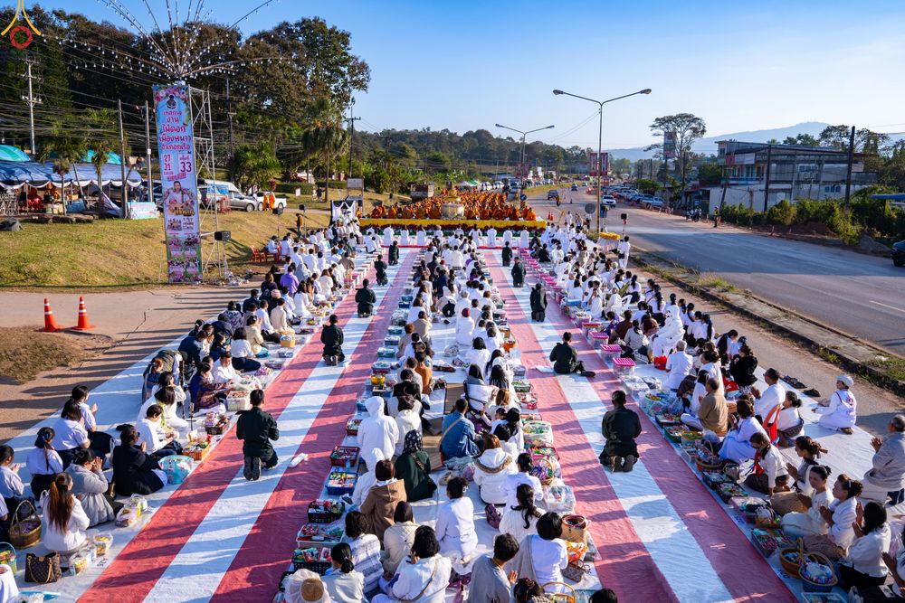 ภาพ No.281397:วันเสาร์ที่ 27 ธันวาคม พ.ศ.2568 พิธีตักบาตรพระ ๑,๐๐๐ รูป   เพื่อความเป็นสิริมงคลแก่ชีวิตและแผ่นดินไทย  มหากุศลครั้งยิ่งใหญ่แห่งปี ส่งท้ายปีเก่า ต้อนรับปีใหม่  ณ ถนนหน้าที่ว่าการอำเภอภูเรือ จังหวัดเลย