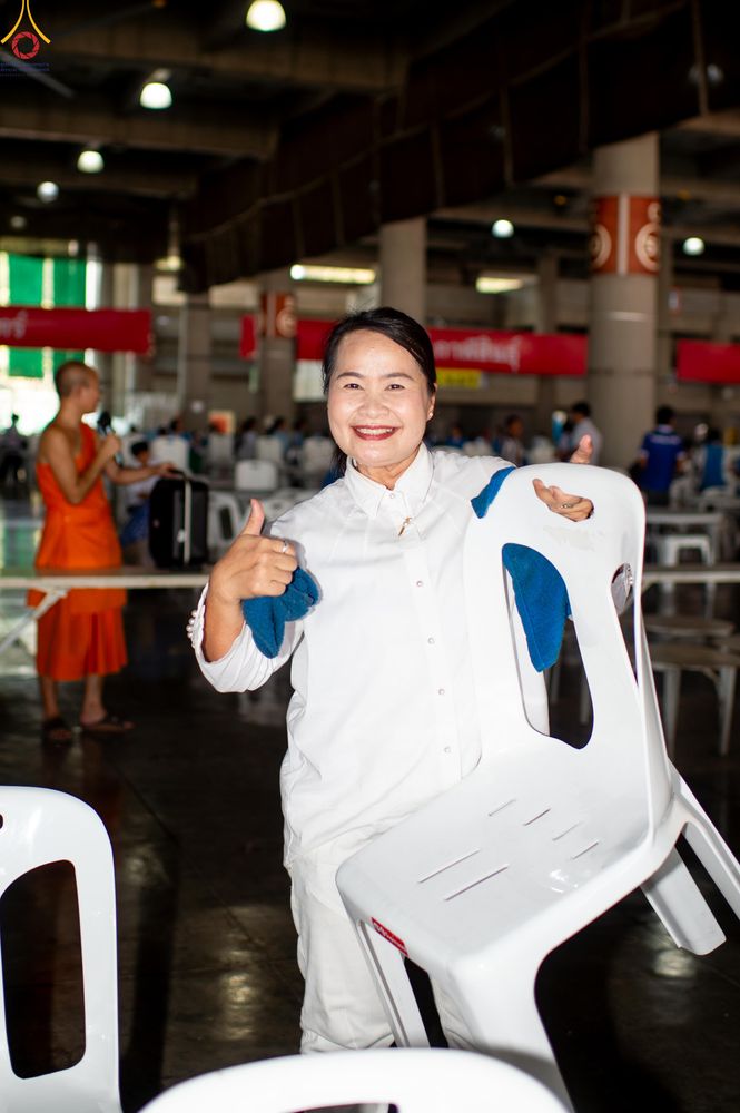 ภาพ No.322296:วันที่ 15 เมษายน พ.ศ.2569 การเตรียมงาน เช็ดโต๊ะ เก้าอี้ ปูผ้าโต๊ะฉัน เพื่องานถวายมหาสังฆทาน 40,000 กว่าวัดทั่วประเทศ วันคุ้มครองโลก 22 เมษายน พ.ศ.2569 วัดพระธรรมกาย