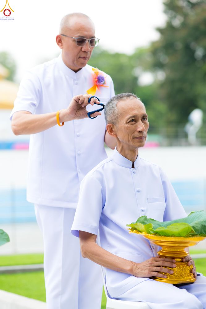 ภาพ No.330528:วันที่ 30 พฤษภาคม พ.ศ.2569 พิธีตัดปอยผมและปลงผม อุบาสกอุปสมบทอุทิศชีวิต 11 ท่าน (ภาพชุดที่ 2) ณ โบสถ์พระไตรปิฎก วัดพระธรรมกาย จังหวัดปทุมธานี