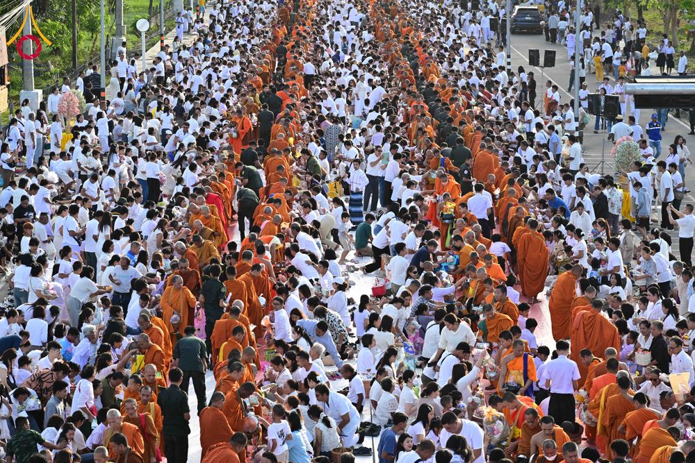 ภาพ No.281532:วันอาทิตย์ที่ 28 ธันวาคม พ.ศ.2568 ตักบาตรพระ 1000 รูป ปีที่ 1 ทำบุญเมืองสตูลส่งท้ายปี ณ หน้าโรงเรียนสตูลวิทยา จ.สตูล