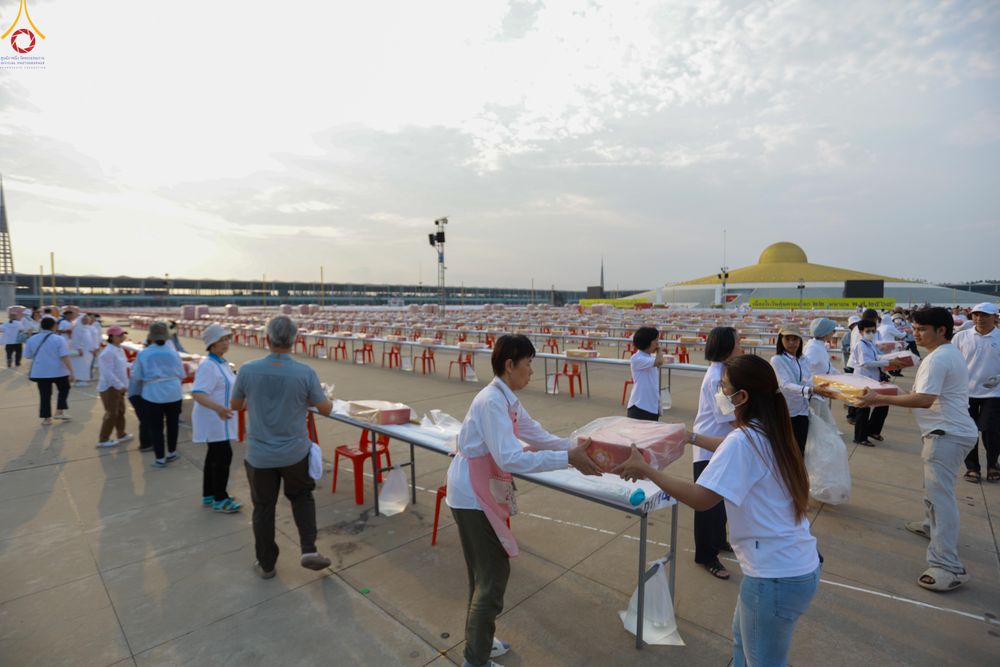 ภาพ No.322588:วันที่ 17 เมษายน พ.ศ.2569 การเรียงกล่องไทยธรรม เรียงน้ำดื่ม เรียงร่ม ณ ลานธรรมพระมหาธรรมกายเจดีย์ เพื่องานถวายมหาสังฆทาน 40,000 กว่าวัดทั่วประเทศ วันคุ้มครองโลก 22 เมษายน พ.ศ.2569 วัดพระธรรมกาย