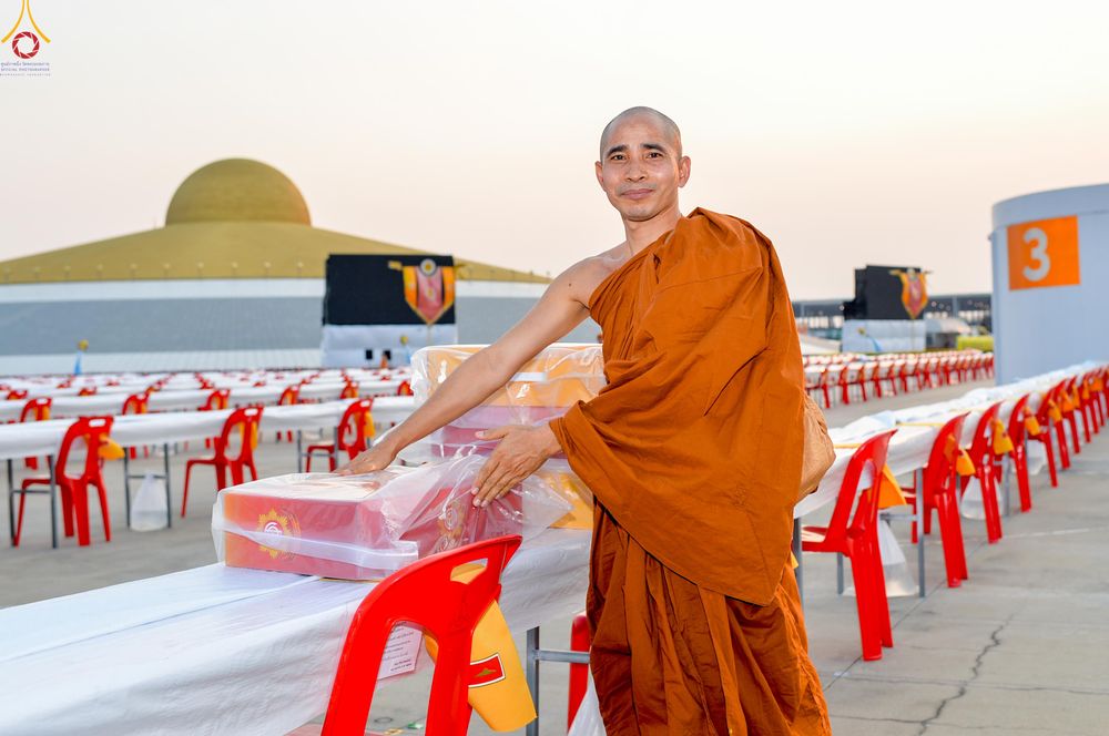 ภาพ No.323113:วันที่ 19 เมษายน พ.ศ.2569 การเรียงกล่องไทยธรรม , เตรียมงานจราจร เพื่องานถวายมหาสังฆทาน 40,000 กว่าวัดทั่วประเทศ วันคุ้มครองโลก 22 เมษายน พ.ศ.2569 วัดพระธรรมกาย